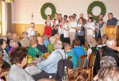 Der Kirchenchor unter Wolfgang Raschs Leitung sang bei der Mettenheimer Seniorenehrung, die die Lebensleitung von Seniorinnen und Senioren würdigt, zur Freude der rund 100 Besucher. Fotos kretschko