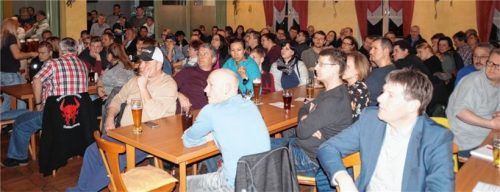 Der Krach um die Jugendarbeit bewegt die Waldkraiburger Eishockeyszene: Etwa 150 Eltern, Mitglieder, Fans und Spieler drängten sich in der Stadiongaststätte.Fotos  Grundner