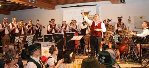 Der Musimoaster zeigt die Richtung an: Es geht weiter nach oben. Schon am Samstag knackte das Benefizkonzert von Sepp Eibelsgruber und seinen Musikern die 10000-Euro-Schallmauer der Spenden alleine in diesem Jahr. Insgesamt 168000 Euro haben seine Konzerte in 18 Jahren eingespielt.Fotos Thomas Enzinger