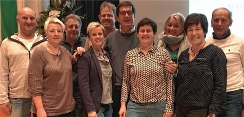 Der neue TCK-Vorstand, Fachwarte und Revisoren (von links): Platzwart Raimund Aichenauer, Kassier Astrid Aichenauer, Technischer Leiter Günther Schübel, Vize-Vorsitzender Steffi Schmid, Sportwart Christian Schäfer, Vorsitzender Kurt Kantner, Jugendsportwart Jutta Wimmer, Schriftführerin Gabi Schwarzer, Uschi Reil (Mitgliederverwaltung) und Revisor Max Prugger. Urlaubsbedingt abwesend war Revisor Herbert Köhler. Foto re