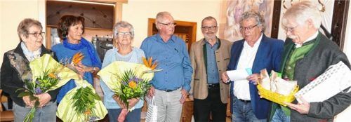 Der neue Vorsitzende Bernd Wegmann und der bisherige Stellvertreter Richard Fischer (Zweiter und Dritter von rechts) ehrten Maria Pasdzewiz (von links) für 25-jährige Mitgliedschaft und dankten ihr und den weiteren verdienten Mitgliedern im Vorstandsgremium Hanni Stecher, Christa und Walter Zabelt sowie Michael Bartesch (rechts).Foto  Bachmaier