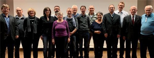 Der neue Vorstand (von links): Wahleiter Ingo Schweinsberg beglückwünschte die neue Vereinsführung bestehend aus Gerhard Stahuber, Irmi Klapfenberger, Andrea Schmauser, Andreas Merkle, Brigitta Stegbauer, Christoph Rambau, Alois Fischer, Florian Eberl, Carsten Eberl, Michaela Ibl, Falk Schünemann und André Brandmüller, hier mit dem Ehrenmitglied Reiner Meisel und dem Ehrenvorsitzenden Dietmar Kasper.Foto re