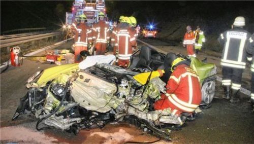 Der Porsche wurde völlig zerstört.