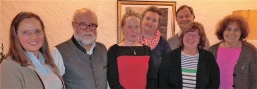 Der Prientaler Bergbauernladen begeht in diesem Jahr sein 20-jähriges Bestehen. „Am 25. August veranstalten wir ein großes Jubiläumsfest, um mit unseren Kunden den großen Erfolg des kleinen Ladens am Aschauer Bahnhofsplatz zu feiern“ so der Geschäftsführer Sebastian Pertl. Mit Pertl freuen sich Schriftführerin Christine Ochott, Erster Vorsitzender Dieter Johannes Strauch, Stellvertreterin Dorothea Schwierskott, Sabine Ostenried, Schatzmeisterin Ursula Havel, Hans Sommer und Judith Schleiermacher (von links); nicht im Bild Franz-Josef Mispagel.Foto rehberg
