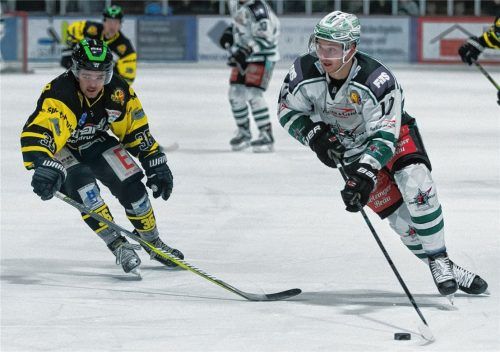 Der Rosenheimer Dominik Daxlberger (rechts) zieht an Sonthofens Jonas Schlenker vorbei. Foto  Specht