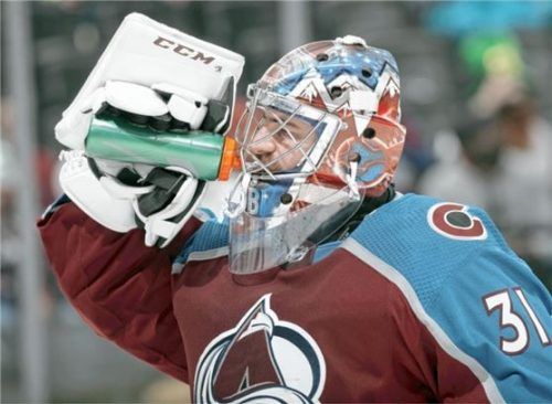 Der Rosenheimer Philipp Grubauer stellte mit 44 Saves gegen Dallas einen persönlichen NHL-Rekord auf. Foto  dpa