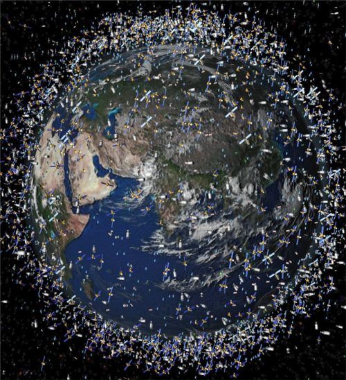 Der Schrott im Weltall wird immer mehr: Das computergenerierte Bild der European Space Agency (ESA) zeigt Weltraummüll früherer Weltraummissionen, der neben intakten Satelliten um die Erde kreist. Foto ESA/dpa