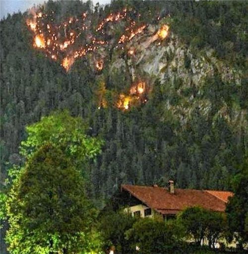Der Schwarzenberg steht weithin sichtbar in Flammen.Fotos hoffmann