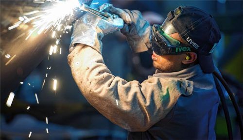 Der Schweißer gehört zu den Fachkräften, die hierzulande knapp werden. Auch in der Region fragt man sich, ob Kräfte aus dem Ausland den Mangel an Fachleuten ausgleichen könnten, der in Zukunft noch größer wird. Fotos Pleul/dpa/re