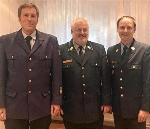 Der Traunsteiner Kreisbrandrat Christof Grundner (rechts) wurde zum stellvertretenden Vorsitzenden des Bezirksfeuerwehrverbandes Oberbayern gewählt. Den Vorsitz übernimmt Dr. Rüdiger Sobotta (Mitte). Wolfgang Schäuble (links) wurde als weiterer Stellvertreter gewählt. Foto re