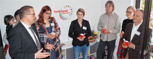 Der „Treffpunkt Miteinand“ will helfen, die Unterscheidung zwischen Geflüchteten, Migranten und Einheimischen zu überwinden: Kreisgeschäftsführer Richard Stefke (links im Vordergrund) stellte das Team der Caritas vor (von rechts): Uwe Ulbrich, Kathrin Bauer, Robert Lauxen, Eva-Maria Gartner, Sabine Lüdtke und Christiane Karademir (verdeckt).Fotos  Grundner