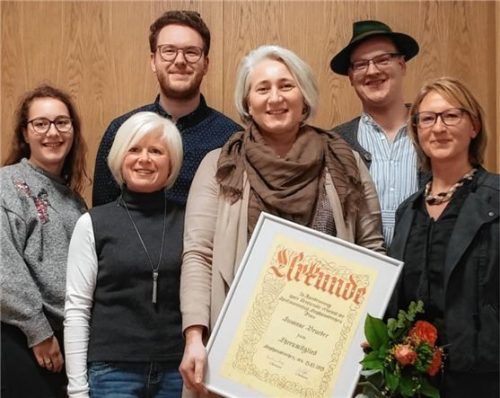 Der Vorstand des Spielmannszuges Stephanskirchen mit dem neuen Ehrenmitglied Susanne Brucker (vorne Mitte).