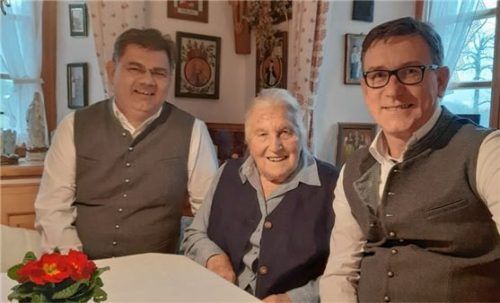 Diakon Günter Schmitzberger (links) und Bürgermeister Georg Huber (rechts) gratulierten Irmgard Stuffer zu ihrem 90. Geburtstag.Foto re