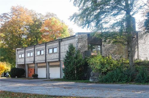 Die Aschauer Turnhalle ist in die Jahre gekommen und nicht mehr groß genug. Die Gemeinde wollte für 7,5 Millionen Euro eine 2,5-fach-Halle mit Sauna, Sportheim, Jugendraum und Mehrzweckräumen bauen. Ein Bürgerentscheid erbrachte, dass dieses Projekt den Aschauern zu groß und zu teuer ist. Foto Kirchner