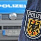 Familie auf Lkw eingepfercht