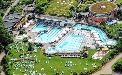 Die Chiemgau-Thermen  – eigentlich ein Ort der Entspannung. Doch eine Frau aus St. Wolfgang hat sich jetzt extrem über den Umgang des Wellness-Unternehmens mit ihrem Gutschein geärgert. Foto dpa