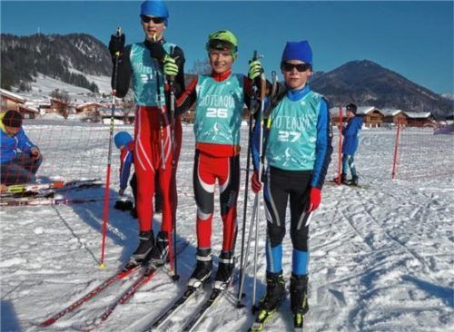 Die drei Besten in der Nordischen Kombination der Klasse Schüler 12 bis 13 nach dem Zieleinlauf: Sieger Jonathan Gräbert (Mitte) vor Pirmin Kaiser (links) und Felix Brieden, alle vom WSV Oberaudorf.Foto Hauser