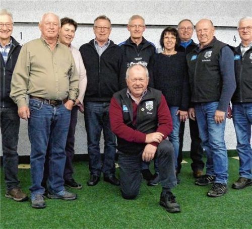 Die drei besten Mannschaften (links): FSG Bad Aibling I, Söchtenau II und Tattenhausen. Die besten Schützen in der Einzelwertung sind Franz Dutz, Sepp Staudinger und Oskar Knoll (rechtes Foto, von links). Fotos Re