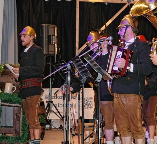 Die „Feiawehr-Kapelln“ mit ihrem Kommandanten Sebastian Heiml (links) tritt auch heuer wieder auf.Foto  Archiv/bac