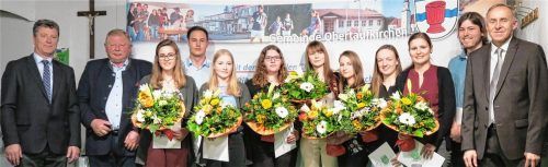 Die Geehrten: Eva Unterhaslberger, Bastian Unterhaslberger, Barbara Stettner, Corinna Sedlmeier, Melanie Rotter, Christina Rappolder, Katharina Pichlmeier, Dr. Christina Schwarzenböck und Lukas Myrth (von links), eingerahmt vom Dritten Bürgermeister Andreas Lentner und Zweiten Bürgermeister Georg Thalmeier (links) sowie Bürgermeister Franz Ehgartner (rechts).Foto  Sutherland