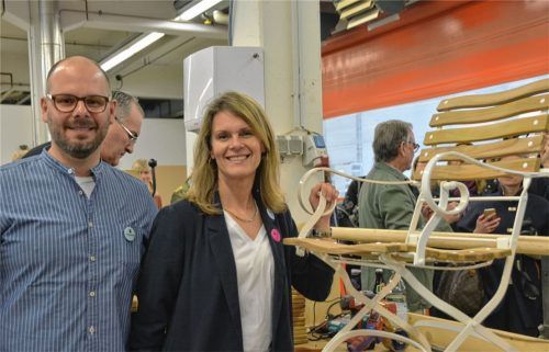 Die Geschwister Philipp Weishäupl und Stefanie Weishäupl-Ehrl in der Produktion ihrer Manufaktur für Gartenmöbel und Sonnenschirme. Neben ihnen ein ganz besonderer Stuhl, den die Weishäupls einfach nur „den Klassiker“ nennen. Sein Vorfahre anno 1850 begeisterte den Firmengründer so sehr, dass er ihn nach langer Recherche selbst nachbaute.