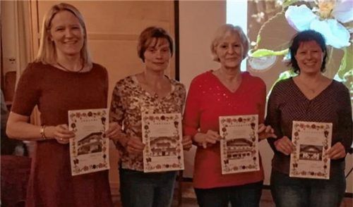 Die glücklichen Siegerinnen des Blumenschmuckwettbewerbes (von links): Melanie Dangl, Sonja Bartl, Renate Bachmannund Marianne KinkFoto re
