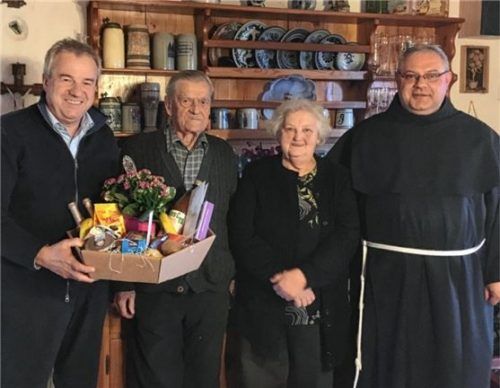Die Jubilare Peter und Therese Seidinger mit Bürgermeister Peter Böck (links) und Pater Paul.Foto re