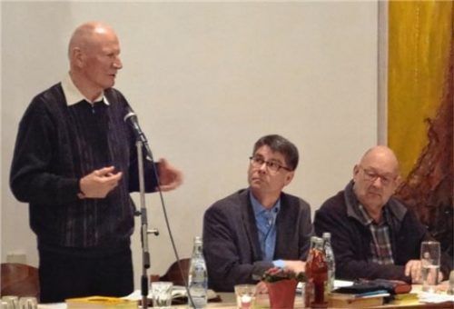 Die Krise der Kirche kann eine Chance zur Erneuerung sein: Prälat Peter Neuhauser (stehend, neben Dekan Ulrich Bednara/rechts und Dekanatsratsvorsitzendem Klaus Schex), der als junger Kaplan an der Würzburger Synode teilgenommen hatte, berichtete über dieses Schlüsselereignis, das hoch aktuelle Beschlüsse fasst, die zum Teil bis heute nicht eingelöst sind.Foto  re