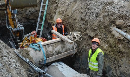 Die Männer in der Grube sind Robert Höhn und Andreas Wallner (vorne). Sie arbeiten am Kanalverteiler Prinzregenten-/Ecke Samerstraße.Fotos heise