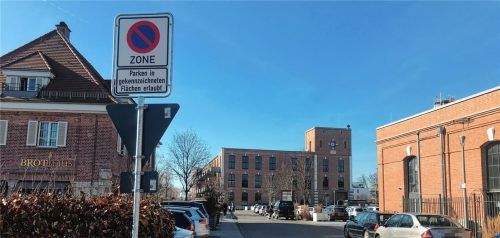 Die neue Beschilderung eingangs der Spinnereiinsel soll‘s richten: Parken ist nur noch auf gekennzeichneten Flächen erlaubt.Foto Gantner