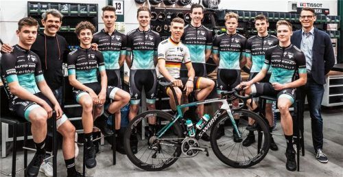 Die neue Mannschaft des Radsport-Nachwuchsteams Auto Eder Bayern mit Teamchef Ralph Denk (Zweiter von links) und Trainer Christian Schrot (rechts). Im deutschen U19-Meistertrikot: Leslie Lührs.Foto Bora