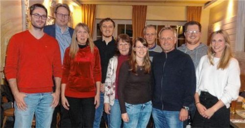 Die neue Spartenleitung: Ralph Sprengholz (vorne von links), Irene Wimmer, Anette Klasen, Michaela Niedermeier, Reinhold Paul, Maria Wallner und (hinten von links) Kai Röpke, Christoph Heilmannseder, Dieter Seitz und Thomas Schimek.Foto meier