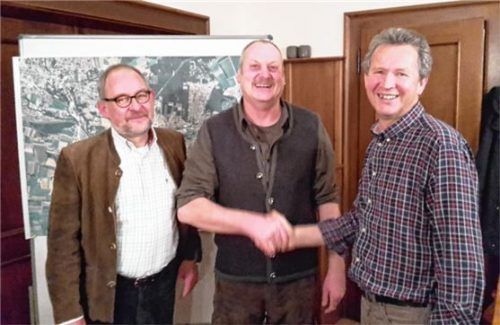 Die neuen Jagdpächter Günter Puzik und Erwin Röglinger mit Jagdvorsteher Rudolf Alscher (von links).Foto re
