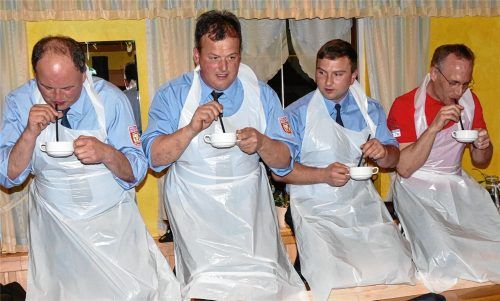 Die „Obrigkeiten“ kamen um das „Scheitlknien“ nicht herum: Kommandant Josef Frank, Vorsitzender Lorenz Schmidinger, Michael Inselsperger (Fest-Allrounder) sowie Schirmherr und Bürgermeister Robert Pötzsch, der zum ersten Mal eine Halbe Bier auf „ex“ austrank. Fotos  Bachmaier
