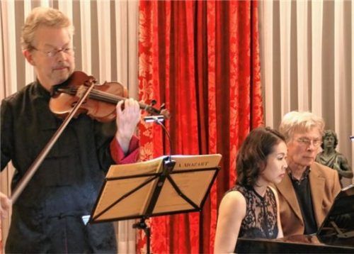 Die Pianistin Tomoko Sawallisch und der Violinist Professor Ingolf Turban bereiteten musikalische Glücksmomente im Sawallisch Haus.
