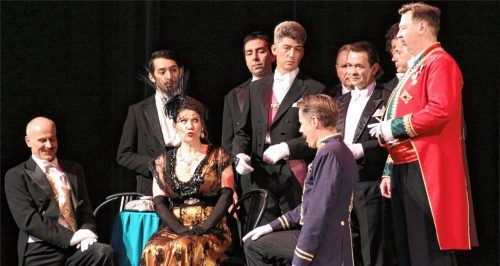 Die reiche Witwe Hanna (Frauke Schäfer) wird von ausländischen Mitgiftjägern umschwärmt.Fotos  benekamp