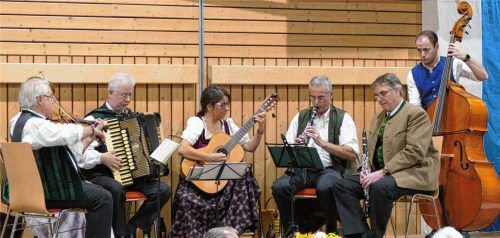 Die Rosenheimer Tanzlmusi bei ihrem letzten öffentlichen Auftritt. Wehmütig verabschiedete sich das Publikum von den Musikanten.Foto hoffmann
