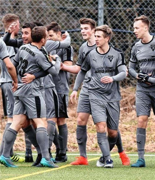 Die SBR-Fußballer würden heute im Heimspiel gegen Pfarrkirchen gerne den ersten Sieg unter der Regie von Trainer Walter Werner bejubeln. Foto Ziegler