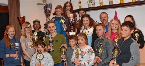 Die strahlenden Sieger des SV Schechen mit ihren Pokalen.Foto re
