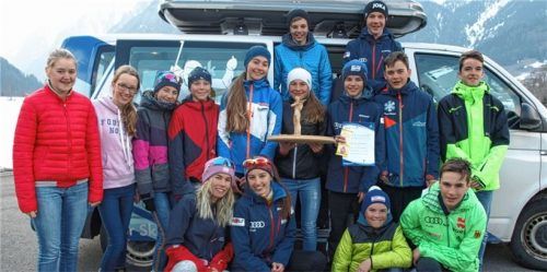 Die Stützpunkt-Sportler beim Ländervergleich: Noah Schüttler (SC Kaufbeuren), Elias Seidl (SC Ruhpolding, hinten von links), Antonia Kollmaier (SC Bergen), Antonia Reitmaier, Leni Dietersberger (beide SC Traunstein), Paula Maier (WSV Aschau), Magdalena Frey (TSV Hartpennig), Lisa Hartmann (SC Nesselwang), Michael Arsan (SC Vachendorf), Maxi Kollmaier (SC Bergen), Pascal Schön (SK Berchtesgaden, Mitte von links), Julia Kink (WSV Aschau), Iva Moric (WSV Bischofswiesen), Korbinian Kübler (SC Hammer) und Tony Noll (SC Ruhpolding, vorne von links).