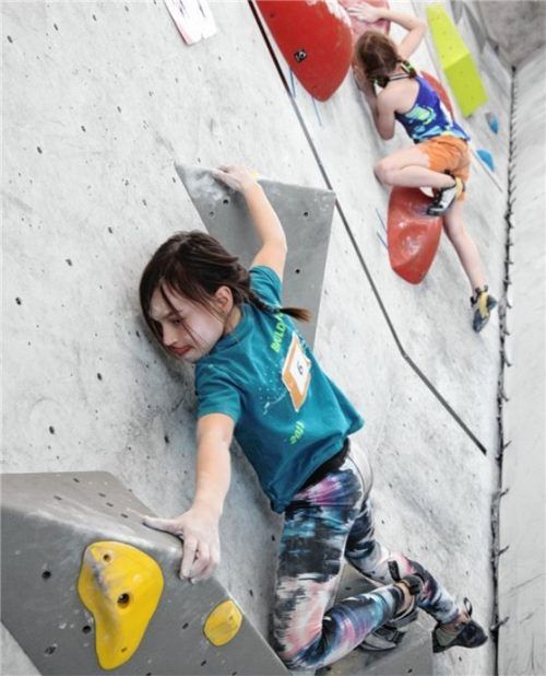 Die Teilnehmerinnen beim Rosenheimer Kidscup klebten förmlich an der Kletterwand.