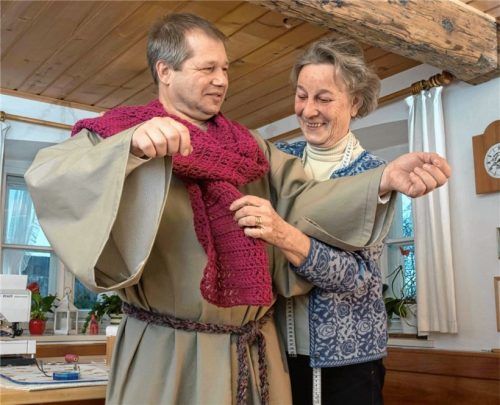 Die Trachtenschneiderin Gisa Obermaier (79) legt bei der Kostümprobe letzte Hand an. Foto Berger