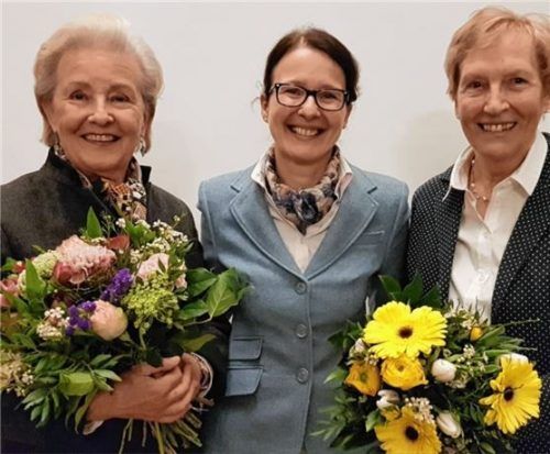 Die Vorsitzende Ursula Redwitz (Mitte) mit den ausscheidenden Vorstandsmitgliedern Gloria Gräfin von Keyserlingk (links) und Gertraud Köglmeier (rechts).Foto re