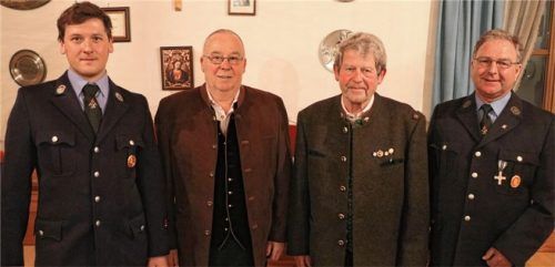 Die Vorsitzenden der Wildenwarter Feuerwehr Michael Ramsl (links) und Stellvertreter Alfred Vodermaier (rechts) zeichneten vier Feuerwehrleute für 50 Jahre Dienst aus. Bei der Versammlung waren Georg Fischer und Helmut Freund. Foto Rehberg