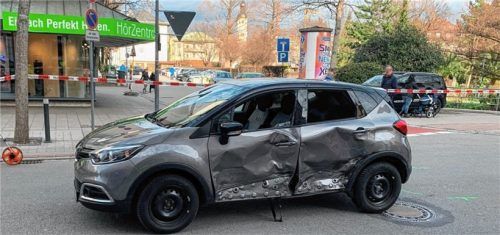 Die Wucht des Zusammenstoßes, bei dem ein Motorradfahrer in der Rosenheimer Rathausstraße starb, ist an der linken Seite des beteiligten Autos zu sehen.Foto Barth