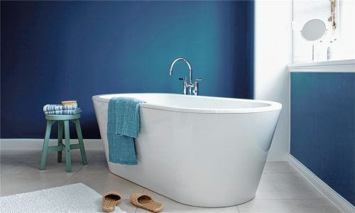 Dieser Platz lädt zum Entspannen ein: Eine Wand in sattem Royalblau schafft maritime Stimmung im Bad. Foto epr/Alpina