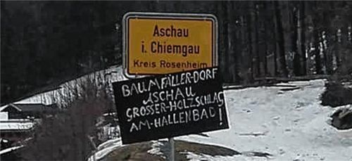 Dieses Schild hing am Faschingsdienstag an der Ortstafel in Brückl. Es war kurz darauf wieder verschwunden. Foto REhberg