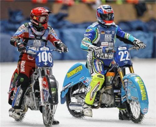Dimitri Koltakow und Günther Bauer (rechts) warten auf die Trainingsfreigabe. Weitz