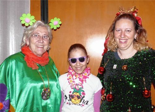 Drei statt vier Jahreszeiten in drei Generationen: Großmutter Monika Reiter, Enkelin Vanessa und Mutter Karin Schäfer, die den Kolbermoorer Fasching mit ihren Jahreszeiten-Kostümen bereicherten.Foto Hoffmann
