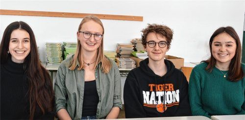 Drücken heute nicht die Schulbank: Lisa Körmeier, Hanna Langwieder, Elias Weber und Anna Gies (von links) vom Gymnasium Gars. Foto Duczek